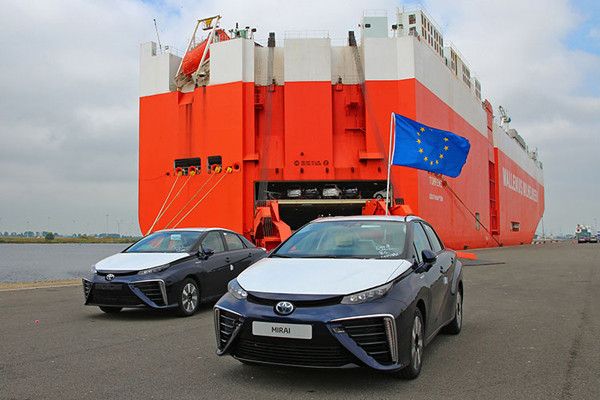 Die ersten Toyota Mirai, insgesamt fünf Fahrzeuge, wurden im britischen Bristol und im belgischen Zeebrügge entladen. (Foto: Toyota)