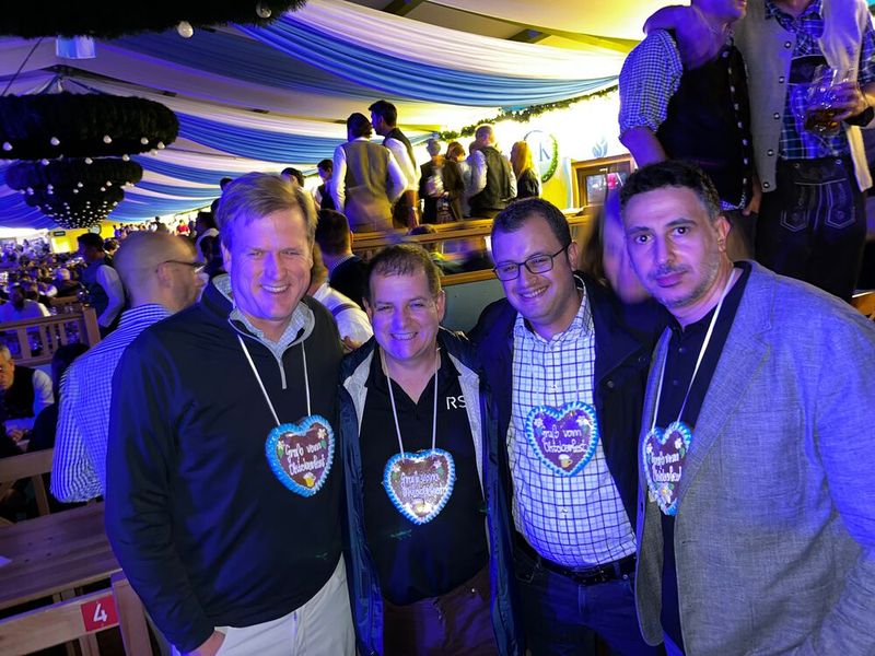 A Herzl - bayrische Traditionen für die Amerikaner Greg Nelson und Jim Taylor und auf die Emirartis Ahmed El Sabbagh und Alaa Abdulnabi, RSA.  (Bild: Vogel IT-Medien GmbH)