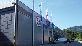 Schwere Zeiten herrschen beim Autozulieferer Albert Weber. Für diverse Standorte suchte man Investoren. Für vier davon sieht es jetzt nicht schlecht aus. Bei drei verbleibenden, wie etwa hier in Neuenbürg, bleibt zu Zukunft fraglich. Vor allem Magdeburg sei gefährdet ... (Bild: Albert-Weber-Gruppe)