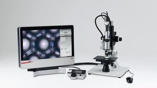 Portables All-in-One-System – das Digitalmikroskop Leica DVM5000 HD. Seine schlanke Zoom-Optik erreicht auch extrem schwer zugängliche Oberflächen und ortsgebundene Objekte.  (Bild: Leica Microsystems)