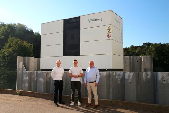 Felix Herbort (links) und Heinz Herbort (rechts), Geschäftsführer von Kerschgens Werkstoffe & Mehr, haben gemeinsam mit Roman Alberti (Mitte), Geschäftsführer von Voltfang, mit dem Aufbau einer integrierten Energieinfrastruktur die Stromkosten dauerhaft gesenkt.(Bild:  Kerschgens Werkstoffe & Mehr GmbH.)