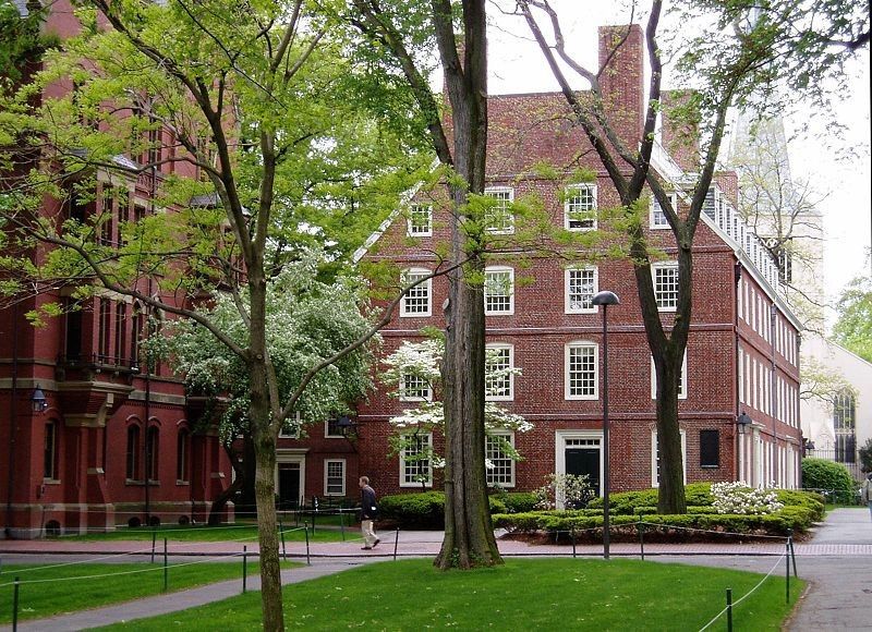Am Campus in Harvard wird man sich über die erneute Spitzenposition freuen. Das Bild zeigt den Sitz der Präsidentin, die mit ihrer Hochschule nicht nur das Chemie-Ranking anführt. Nur in den Bereichen Computer, Mathematik und Engineering konnten andere Unis besser abschneiden. (Bild: Wikipedia)
