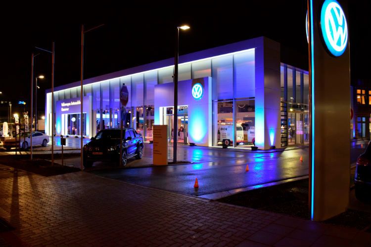 Das neue Volkswagen-Zentrum Hannover präsentiert sich in der klassischen VW-Designhandschrift. (Foto: Volkswagen)