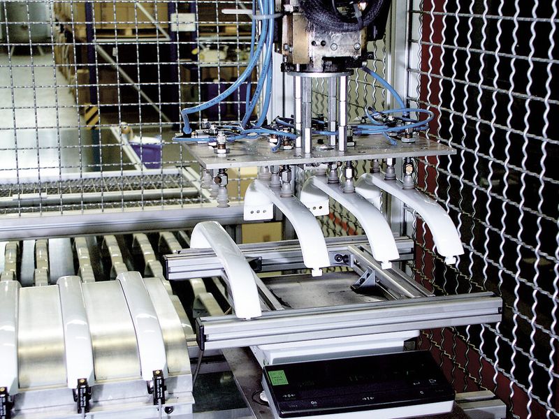 Bild 1: Zusätzliche Kühlung von innen, Inertisierung der Werkzeugkavität und Optimierung des Gesamtprozesses erhöhen die Qualität und Produktivität beim Gasinnendruck-Spritzgießen. Das zeigt sich bei einer Weiterentwicklung des Verfahrens zur Herstellung von Handgriffen. (Engel)