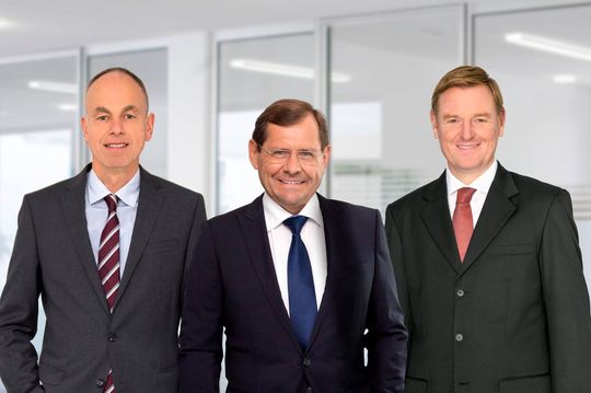 Die Führungscrew der Car-Garantie: Axel Berger, Vorstandsvorsitzender (Mitte), Wolfgang Bach, Vorstand Finanzen und Allgemeine Verwaltung (links), Marcus Söldner, Vorstand Vertrieb (rechts).(Bild:  Car-Garantie)