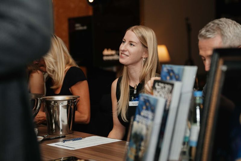 Immer ein freundliches Lächeln am Check-in: So kommen die Gäste gleich gut an. (Bild: Manuel Emme Fotografie)