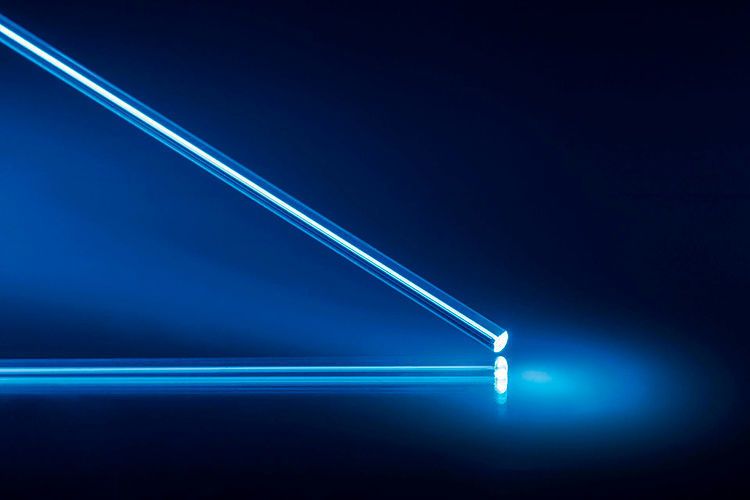 Das „LuminaLine“ von Schott ist ein Glaskomposit-Lichtleiter, dessen Inneres in gewünschten Wellenlängen und Farben leuchtet. Das Mantelglas ist thermisch vorgespannt und besitzt dadurch eine enorme Bruchfestigkeit. Wie das Unternehmen mitteitle, ist „LuminaLine“ extrem widerstandsfähig gegenüber äußeren Einflüssen wie Hitze, Feuchtigkeit oder chemische Substanzen. Die Einsatzgebiete erstrecken sich von der photodynamischen Therapie in der Medizin bis hin zur Ambientebeleuchtung im Interieur- und Exterieur-Design.  (Schott)