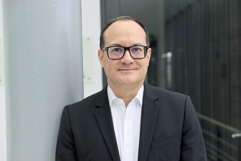 Tim Merforth (Bild) wurde vom Vorstand des IVAM Fachverbands zum neuen Geschäftsführer berufen. Er ist seit 1. Mai im Amt und folgt damit auf Dr. Hans van den Vlekkert, der zuletzt als Interimsgeschäftsführer den Verband begleitet hatte. Merforth legt seinen Fokus auf Digitalisierung und Internationalisierung. (Bild: IVAM)