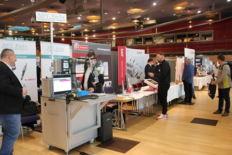 Auf der Ausstellungsfläche tauschten sich Teilnehmer und Aussteller untereinander aus. (Bild: VCG/Juliana Pfeiffer)