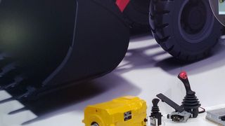 Komponenten des Start-Stopp-Systems von Linde Hydraulics auf dem Messestand der Bauma (Bild: D.Quitter/ konstruktionspraxis)