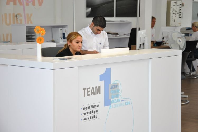 Jedes Team hat seinen eigenen Counter. Kunden profitieren unter anderem vom hohen Wiedererkennungswert. Auf jeglichen „Schickschnack“ an und bei der Annahme hat man bewusst verzichtet. (Foto: Dominsky)