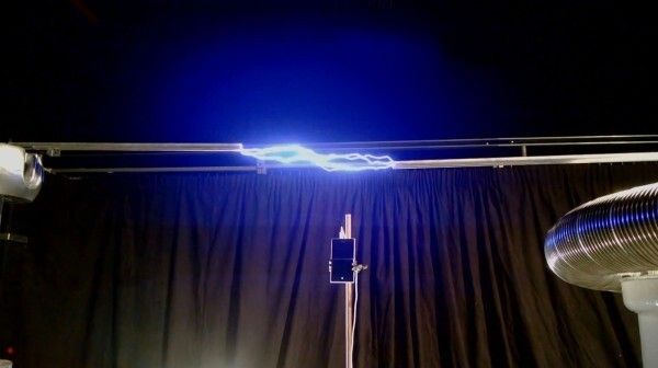 Blitzlader: Forscher der University of Southampton und Nokia haben einen Weg gefunden, den Akku eines Mobiltelefons mithilfe eines Blitzes zu laden (Bild: TDHVL)