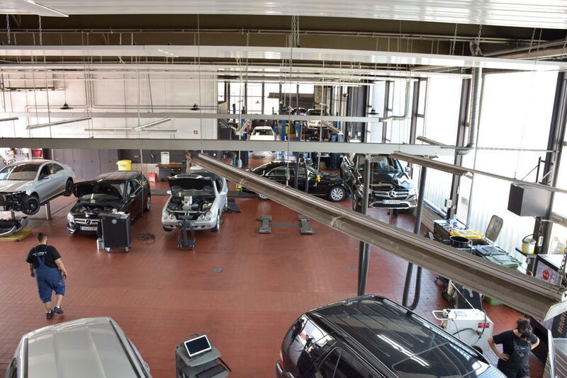 Das Serviceprogramm „Parken bei Mercedes-Benz“ für Flugreisende sorgt für eine bessere Werkstattauslastung. (Rosenow / »kfz-betrieb«)