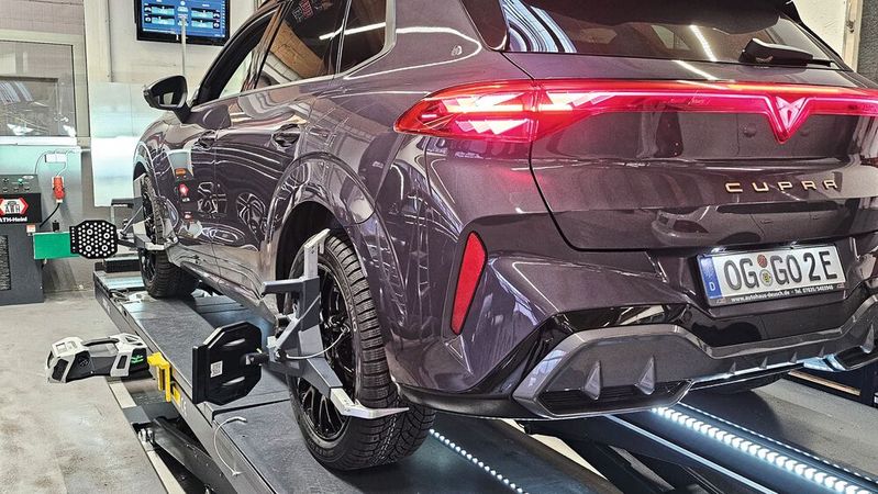 Künftig für alles gerüstet: Das Autohaus Deusch hat neben einer neuen Hebebühne auch in ein neues Achsvermessungs- und Kali­briersystem für Fahrerassistenz­systeme investiert.(Bild:  Autohaus Deusch)