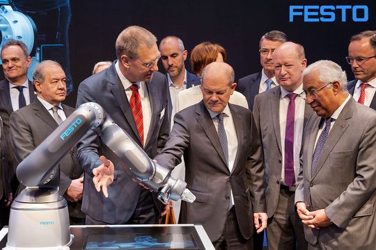 Festo präsentierte den Politikern den neuen pneumatischen Cobot. (Bild:  Festo)