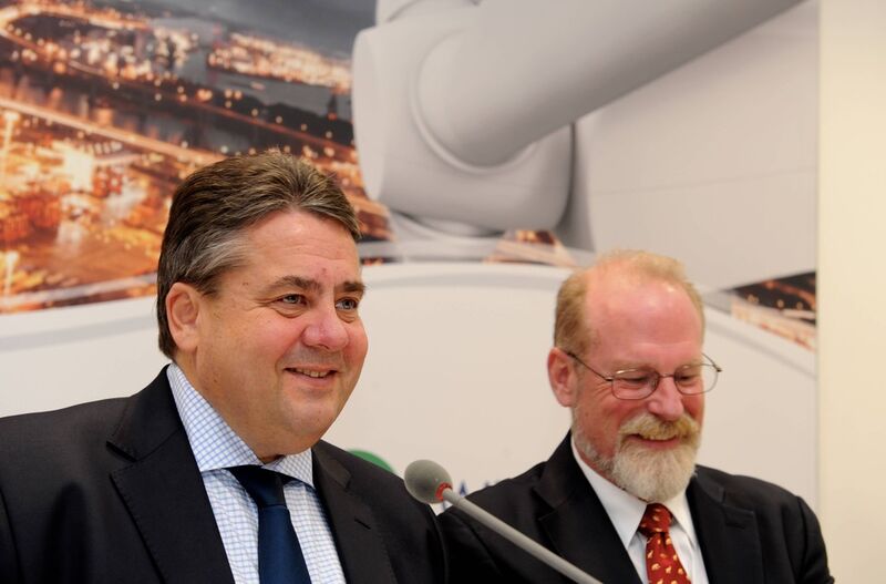 Von links nach rechts: Sigmar Gabriel, Bundesminister für Wirtschaft und Energie und Vizekanzler von Deutschland, Steve Sawyer, Generalsekretär Global Wind Energy Council (Bild: HMC/Michael Zapf)