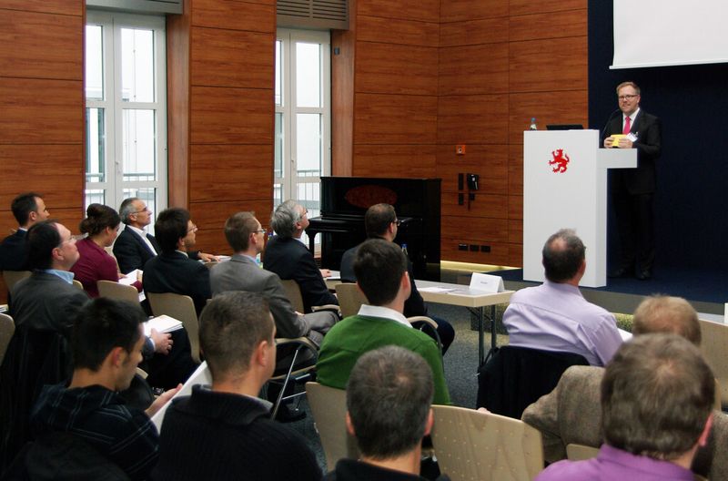 SLIQ-Projektleiter Prof. Dr. Holger Timinger: „Je nach der Risikoeinschätzung von (zu-)gelieferten Produkten oder Dienstleistungen für den Medizinmarkt ist ein unterschiedlicher Grad bis hin zur vollständigen Zertifizierung nach der für die Medizintechnik relevanten Norm ISO 13485 notwendig. Doch der Druck der Hersteller auf die Zulieferer, sich zu zertifizieren, wächst.“ (Bild: Hochschule Landshut)