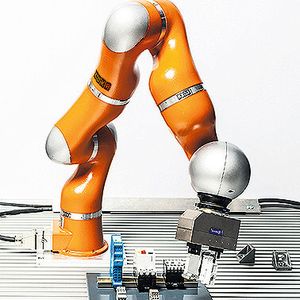 Die Programmierung der Montageaufgabe ist roboterunabhängig.