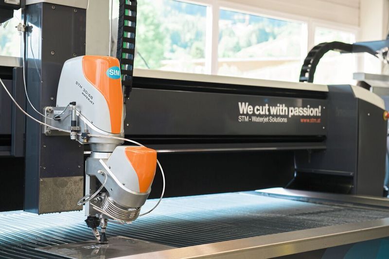 Problemloser Aluschnitt mit dem Wasserstrahl. (STM Stein Moser)