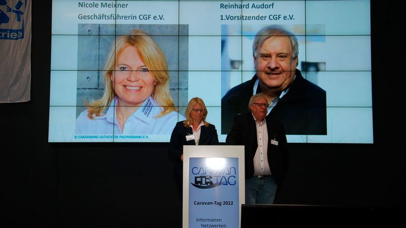 Nicole meixner und Reinhard Audorf stellten den Caravaning Gutachter Fachverband vor. (Wenz|Fahrzeug+Karosserie)