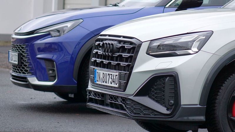 Zwei Charaktertypen, die Premium-Feeling in die Kompaktklasse bringen – das sind der Lexus LBX und der Audi Q2.(Bild:  Rosenow – VCG)