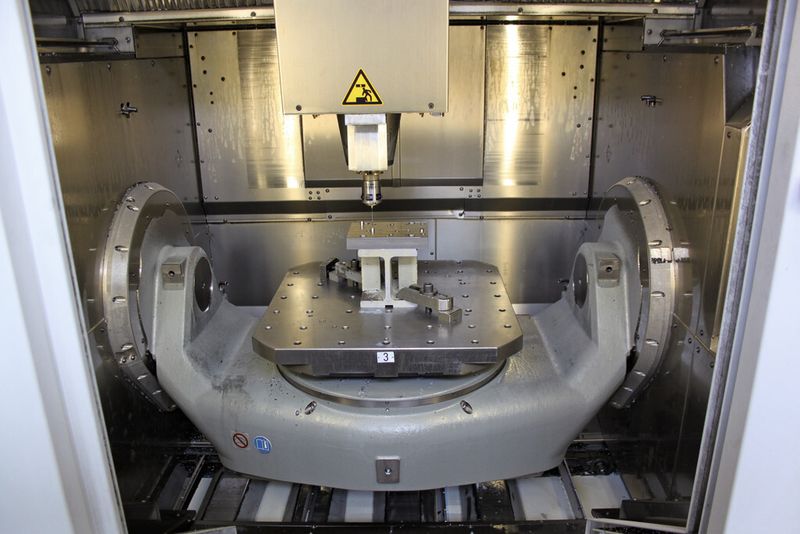 Bild 1: Der große Arbeitsraum des 5-Achsen-CNC-Bearbeitungszentrums C 42 U mit  NC-Schwenkrundtisch ist mit einem Paletten-Spannsystem zur Aufnahme von Wechsel-paletten der Größe 630 mm × 630 mm ausgerüstet. (Bild: Hermle)