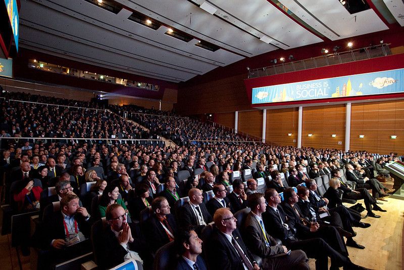 Anzugträger aus dem Saleforce-Universum. (salesforce.com Germany GmbH)