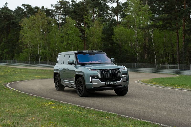 Gut 5,30 Meter lang, mehr als 2 Meter breit und fast ebenso hoch ist der Crossover. (Bild: Harald Dawo/BYD)