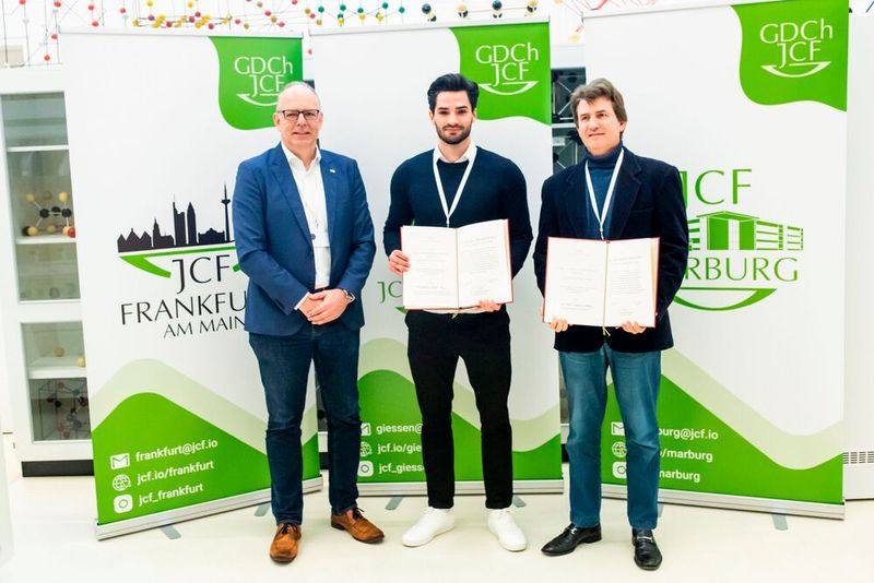 Ehrung mit dem Dres.-Volker-und-Elke-Münch-Preis zur Förderung von Wissenschaft und Forschung für eine umweltfreundliche silikatbasierte Barriereschicht für Verpackungen. Von rechts: Dr. Pier-Lorenzo Caruso (Procter & Gamble), der geehrte Maximilian Röhrl von der Uni Bayreuth, und der Präsident der Gesellschaft Deutscher Chemiker, Prof. Dr. Karsten Danielmeier.