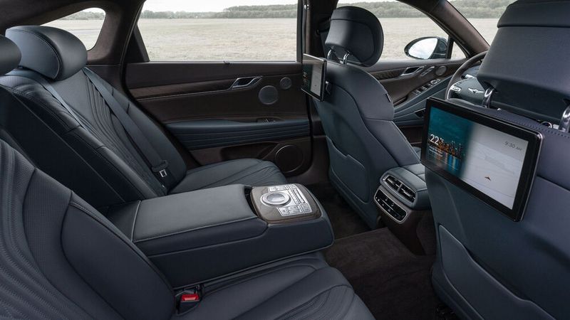 Platz gibt es bei 3,01 Metern Radstand auf allen Plätzen mehr als genug. (Bild: Genesis)