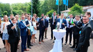 In Feierlaune: Nach turbulenten Monaten bekamen 82 Absolventen der BFC ihre ihre lang ersehnten Zeugnisse überreicht.  (Bild: BFC)