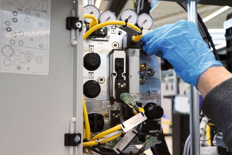 Der Pneumatik-Chip steuert etwa die pneumatischen Hubzylinder und den Pumpenantrieb. Dabei lässt sich je nach Bedarf eine Reihe Funktionen abbilden, darunter die Hauptfunktionen „Pumpenantrieb ein/aus“, „Pumpenheber aufwärts/abwärts“ und „Fass belüften“. (Bild: Atlas Copco)