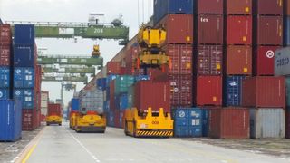 PSA Singapore baut den terminaltechnisch voll automatisierten Megahafen in Tuas. Mit dabei sind fahrerlose Transportfahrzeuge (FTF). Sowohl die QCC- als auch die MCS-Technik von Stäubli erhöht die Verfügbarkeit der FTF. (Stäubli)