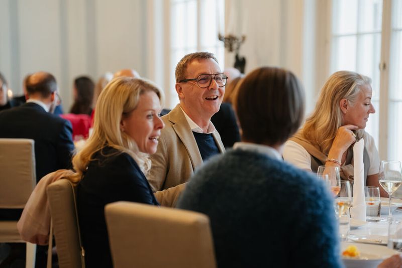 Gastgeber Ernst Bürger beim Austausch zu Tisch. (Bild: Manuel Emme Fotografie)