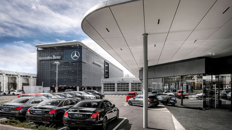 Aufgrund der Innenstadtlage konnte das Unternehmen nicht in der Fläche wachsen. Ergebnis davon ist ein Parkhaus mit fünf Etagen (im Hintergrund links), das über 278 Stellplätze verfügt. (Bild: Rolf Nachbar)