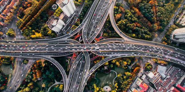 Automatisierte Personenzählungen, Smart Parking und Gebäudeüberwachung: All diese Smart-City-Lösungen sollen mithilfe von Conrad-Connect verwaltet, visualisiert, überwacht und automatisiert werden.(Bild:  gemeinfrei / Unsplash)