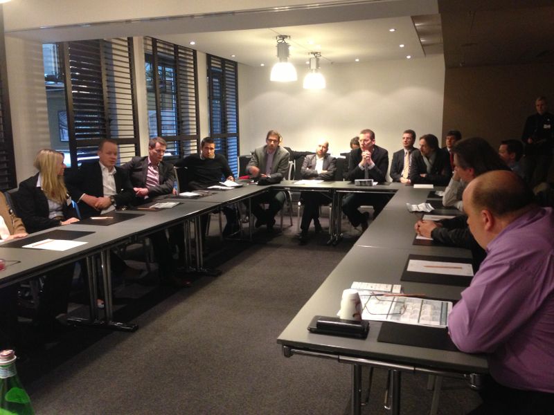 Wie geht es weiter mit den klassischen Speicherarchitekturen? Das war das Thema im Roundtable von Moderator Günter Maier. Einige der aufgeworfenen Fragen: Wie schnell muss der Speicher wirklich sein? Ist Hadoop der Weisheit letzter Schluss bei der Analyse von interessanten Datenmengen? Wie vermeidet man teure Investitionsruinen? Angesichts der schwerwiegenden Debatte, und das über die Mittagszeit, wurde der Lunch für die zahlreichen Teilnehmer ein wenig vorgezogen.  (Foto: Daniela Schilling)