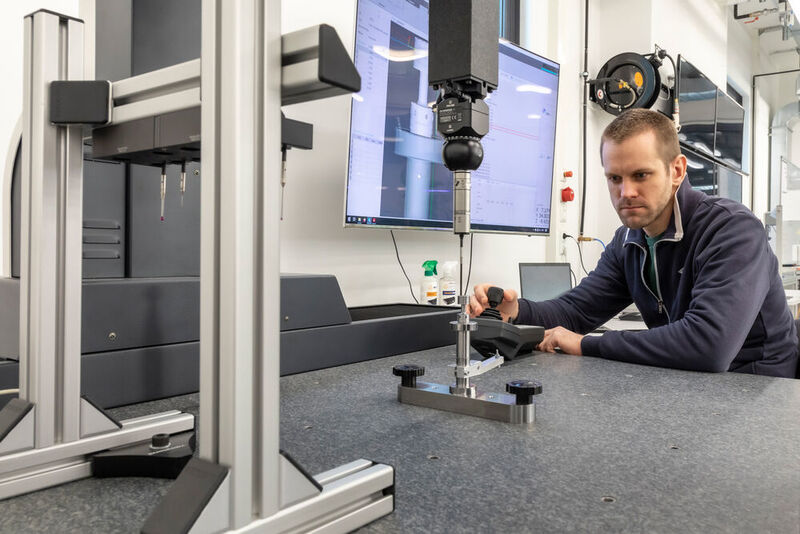 Martin Scharf vom Institut für Fertigungstechnik der TU Graz bedient das 3D-Koordinatenmessgerät. (Lunghammer / TU Graz)
