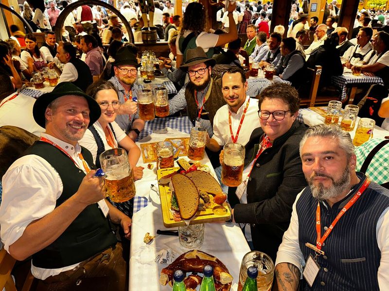 (l.) Oliver Rösgen und Andrea Rosa (r., Vertiv) mit ihren Distris (v. l) Anna Eckert und Alexander Ziegler (ADN), Michael Brandt (Ingram Micro), Sebastian Heimerl und Elisabeth Vogl (TD Synnex). (Bild: Vogel IT-Medien GmbH)