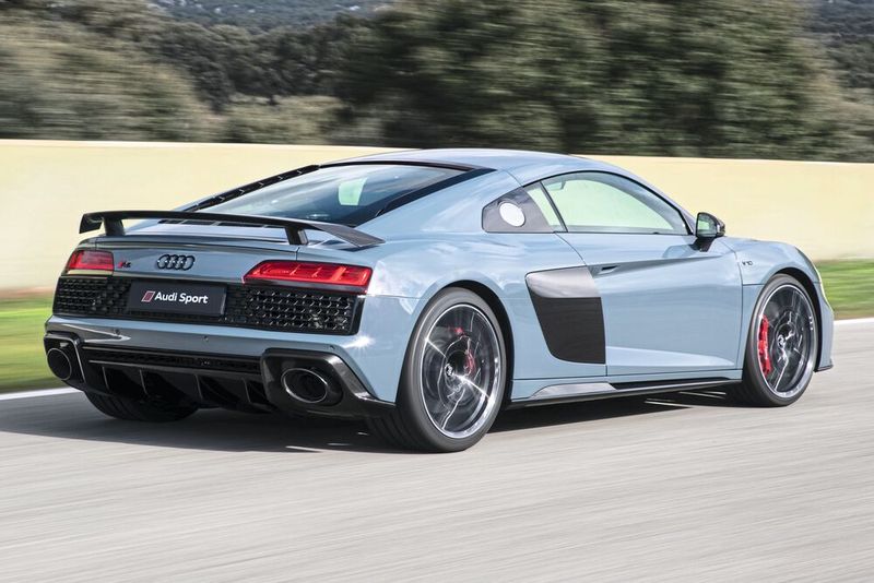 Auch das Fahrwerk wurde modifiziert: Der Vorderwagen ist über eine Querstrebe versteift, die Stabilitätskontrolle und die Lenkung wurden neu abgestimmt. (Bild: Audi)