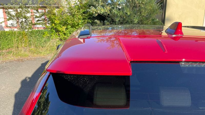 Sie seitlichen Spoiler sind dagegen etwas gewöhnungsbedürftig. (Bild: Grimm – VCG)