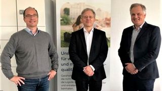 Das Logistik-Start-up Pakadoo meldet, dass es von FP Digital Business Solutions übernommen wurde. Von links: Markus Ziegler, MD Pakadoo, Carsten Lind, CEO der Francotype-Postalia Holding, und Stephan Vanberg, MD FP Digital Business Solutions. (Bild: Pakadoo)