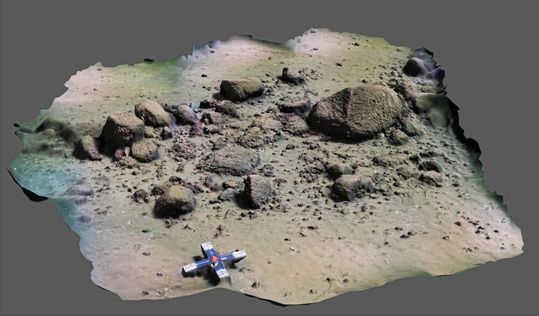 3D-Modell eines Abschnitts des Steinwalls (Maßstab, unterer Bildrand: 50 cm). Gut zu erkennen sind die tennis- bis fußballgroßen Steine, die den etwa 1 km langen Wall bilden.  Fotos: (Bild:  Fotos: P. Hoy, Modell: J. Auer; Jacob Geersen, IOW)