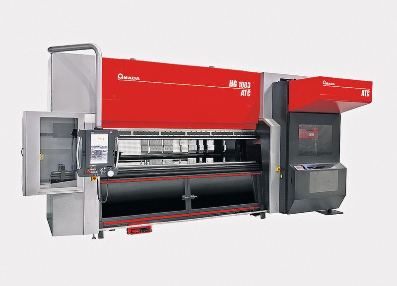 Amada hat eine Abkantpresse vom Typ HG-1003 mit dem automatischen Werkzeugwechsler ATC ausgestattet, um auch Losgrößen von unter zehn Stück wirtschaftlich zu fertigen. (Bild: Amada)