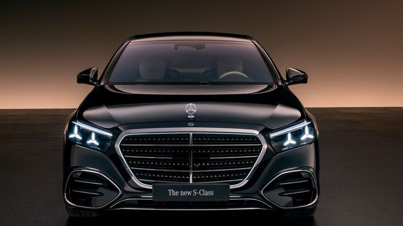 Der Stern auf der Haube leuchtet mal ganz oder nur seine Umrandung, mal ständig oder nur im Stand, je nach lokaler Gesetzgebung. (Bild: Mercedes-Benz)