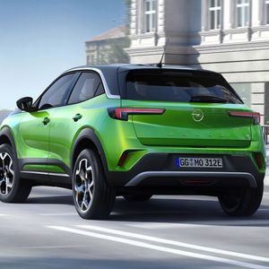 Das kleine SUV bringt eine völlig neue Optik in die Opel-Modellpalette.(Bild:  Opel)