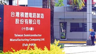 Laut Taiwans Handelsministerium versucht TSMC, der weltgrößte Auftragsfertiger von Halbleitern, seine Produktionskapazitäten zu "optimieren", um mehr Chips für die  Lieferprobleme bemängelnden Autoindustrie fertigen zu können.  (David Chang/EPA/dpa)