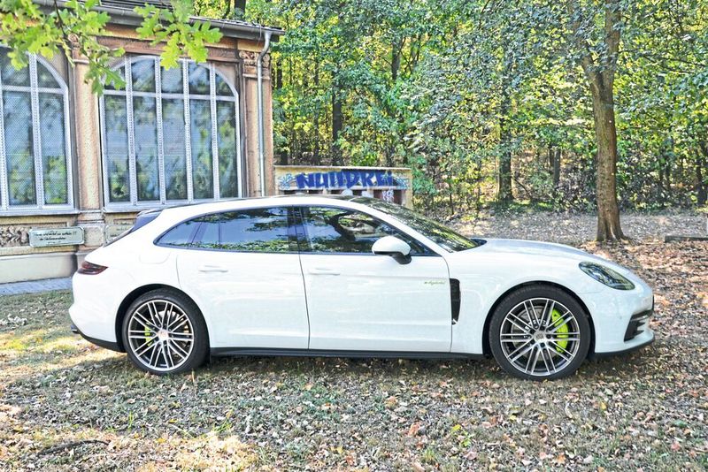 In der Praxis waren wir nach 30 Kilometern auf den V6-Biturbo angewiesen. (Simon / »kfz-betrieb«)