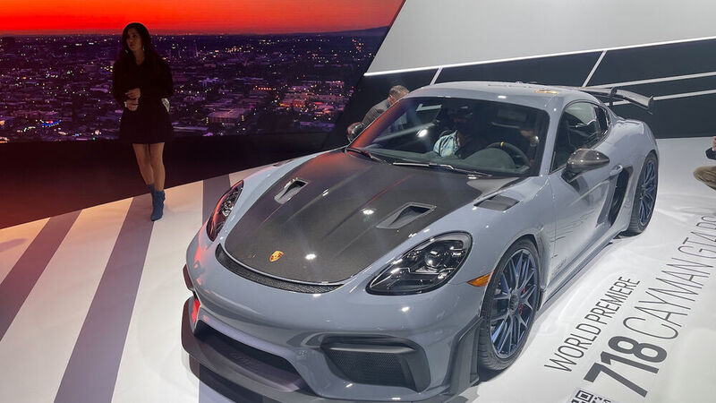 Für Porsche ist die L.A. Autoshow eine Herzensangelegenheit. Entsprechend präsentiert der Sportwagenhersteller einige Highlights, etwa den 718 Cayman GT4 RS mit einem Sechs-Zylinder-Sauger-Boxermotor. (Grundhoff/pressinform)