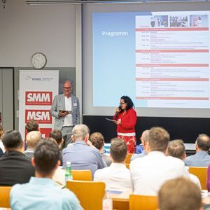 Begrüssung der Gäste durch Anne Richter, Chefredaktorin der at-aktuelle technik und Moderator René Brugger, Geschäftsführer SwissT.net.(Bild:  Thomas Entzeroth)